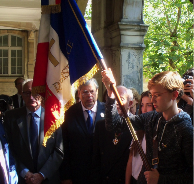 Le porte-drapeau du Lycée Jacques DECOUR reçoit le drapeau du Comité d’Action de la Résistance