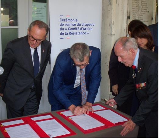 La signature de la convention de la remise du drapeau au Lycée Jacques DECOUR